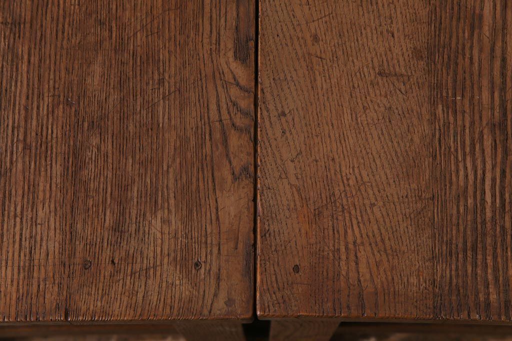 レトロ家具　昭和レトロ　懐かしさと温もり溢れるナラ材製の学校スツール2脚セット(角スツール、花台)(1)