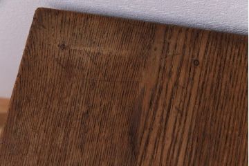 レトロ家具　昭和レトロ　懐かしさと温もり溢れるナラ材製の学校スツール2脚セット(角スツール、花台)(1)