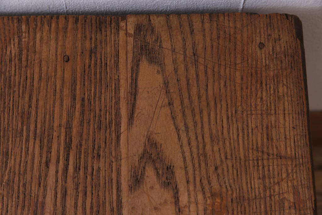 レトロ家具　昭和レトロ　懐かしさと温もり溢れるナラ材製の学校スツール2脚セット(角スツール、花台)(1)