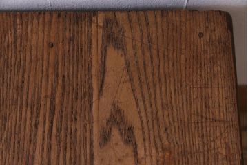 レトロ家具　昭和レトロ　懐かしさと温もり溢れるナラ材製の学校スツール2脚セット(角スツール、花台)(1)