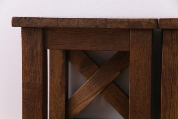 レトロ家具　昭和レトロ　懐かしさと温もり溢れるナラ材製の学校スツール2脚セット(角スツール、花台)(1)