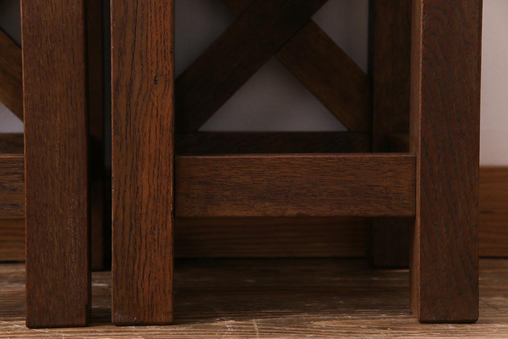 レトロ家具　昭和レトロ　懐かしさと温もり溢れるナラ材製の学校スツール2脚セット(角スツール、花台)(1)