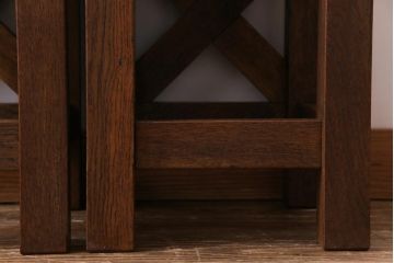 レトロ家具　昭和レトロ　懐かしさと温もり溢れるナラ材製の学校スツール2脚セット(角スツール、花台)(1)