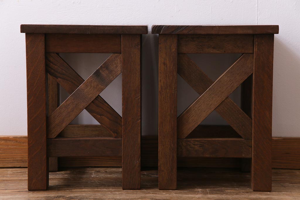 レトロ家具　昭和レトロ　懐かしさと温もり溢れるナラ材製の学校スツール2脚セット(角スツール、花台)(1)