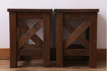 レトロ家具　昭和レトロ　懐かしさと温もり溢れるナラ材製の学校スツール2脚セット(角スツール、花台)(1)