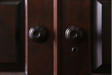 中古　北海道民芸家具　鏡付き　上品な雰囲気づくりに活躍する2段重ねワードローブ(洋服タンス、洋服箪笥)(定価約80万円)(1)