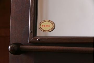 中古　北海道民芸家具　鏡付き　上品な雰囲気づくりに活躍する2段重ねワードローブ(洋服タンス、洋服箪笥)(定価約80万円)(2)
