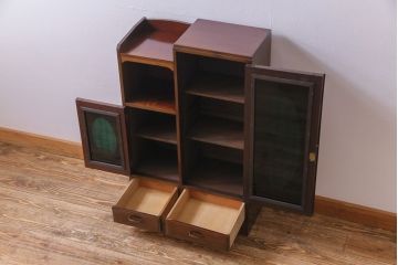 アンティーク家具　大正ロマン　木と色ガラスの組み合わせがおしゃれな本箱(収納棚、戸棚)