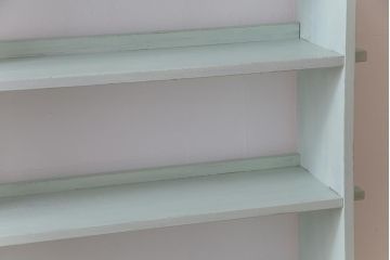 ペイント家具　爽やかさを演出する淡い色味の本棚(飾り棚)