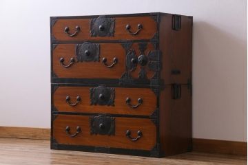 アンティーク家具　和製アンティーク　前面ケヤキ材　味わいと存在感を放つ仙台重ね箪笥(仙台箪笥、衣装箪笥)