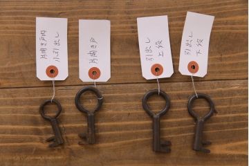 アンティーク家具　和製アンティーク　前面ケヤキ材　味わいと存在感を放つ仙台重ね箪笥(仙台箪笥、衣装箪笥)