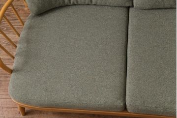 ヴィンテージ家具　イギリスビンテージ　ERCOL(アーコール)　ジュビリー(Jubilee)　グリーンのファブリックが優しげな二人掛けソファ