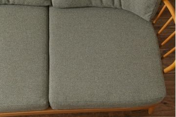 ヴィンテージ家具　イギリスビンテージ　ERCOL(アーコール)　ジュビリー(Jubilee)　グリーンのファブリックが優しげな二人掛けソファ