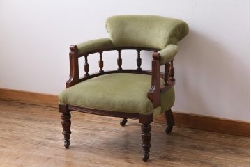 アンティーク家具　イギリスアンティーク　ウォールナット　凝ったデザインと上品な佇まいが素敵なアームチェア(サロンチェア、1人掛けソファ)