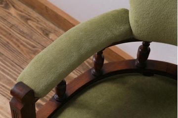アンティーク家具　イギリスアンティーク　ウォールナット　凝ったデザインと上品な佇まいが素敵なアームチェア(サロンチェア、1人掛けソファ)