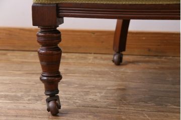 アンティーク家具　イギリスアンティーク　ウォールナット　凝ったデザインと上品な佇まいが素敵なアームチェア(サロンチェア、1人掛けソファ)