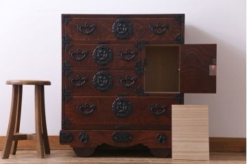 中古　伝統民芸家具　岩谷堂箪笥　本漆　ボリュームのある金具が目を引く小箪笥(車箪笥、サイドチェスト)