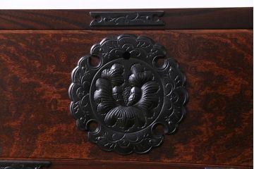 中古　伝統民芸家具　岩谷堂箪笥　本漆　ボリュームのある金具が目を引く小箪笥(車箪笥、サイドチェスト)