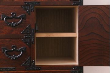 中古　伝統民芸家具　岩谷堂箪笥　本漆　ボリュームのある金具が目を引く小箪笥(車箪笥、サイドチェスト)