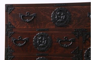 中古　伝統民芸家具　岩谷堂箪笥　本漆　ボリュームのある金具が目を引く小箪笥(車箪笥、サイドチェスト)