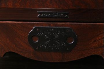 中古　伝統民芸家具　岩谷堂箪笥　本漆　ボリュームのある金具が目を引く小箪笥(車箪笥、サイドチェスト)