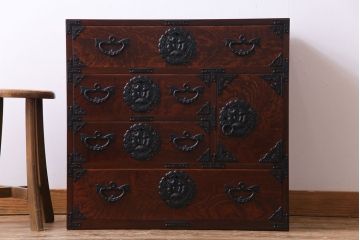 中古　伝統民芸家具　岩谷堂箪笥　本漆　ボリュームのある金具が目を引く小箪笥(車箪笥、サイドチェスト)