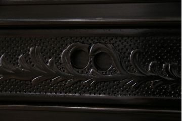 中古　民芸家具　唐木製　高級品!　荘厳な彫刻が目を引くサイドボード(キャビネット、飾り棚、茶棚)