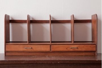 アンティーク雑貨　昭和レトロ　木の味わい豊かな引き出し付きブックスタンド(本立て)