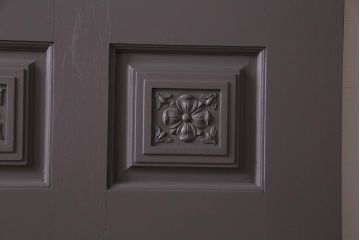 ペイント建具　DIY　花のレリーフが目を引くシックなドア(扉、建具)