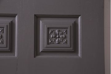 ペイント建具　DIY　花のレリーフが目を引くシックなドア(扉、建具)