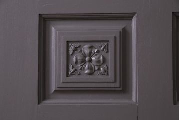 ペイント建具　DIY　花のレリーフが目を引くシックなドア(扉、建具)
