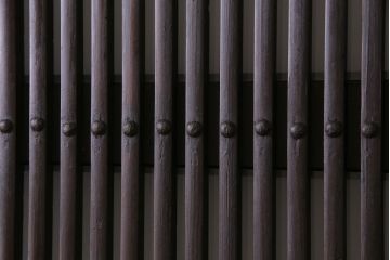 和製アンティーク　ヒノキ材　味わい深いガラス入り格子蔵戸2枚セット(格子戸、引き戸、玄関戸)