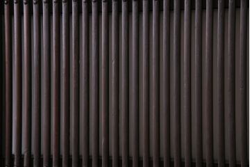 和製アンティーク　ヒノキ材　味わい深いガラス入り格子蔵戸2枚セット(格子戸、引き戸、玄関戸)