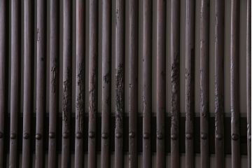 和製アンティーク　ヒノキ材　味わい深いガラス入り格子蔵戸2枚セット(格子戸、引き戸、玄関戸)