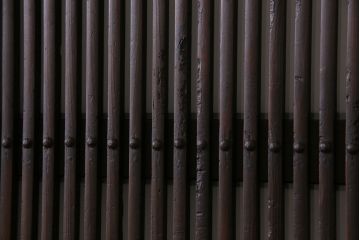 和製アンティーク　ヒノキ材　味わい深いガラス入り格子蔵戸2枚セット(格子戸、引き戸、玄関戸)