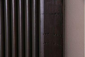 和製アンティーク　ヒノキ材　味わい深いガラス入り格子蔵戸2枚セット(格子戸、引き戸、玄関戸)