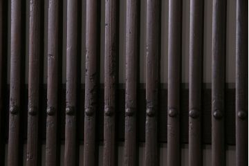 和製アンティーク　ヒノキ材　味わい深いガラス入り格子蔵戸2枚セット(格子戸、引き戸、玄関戸)