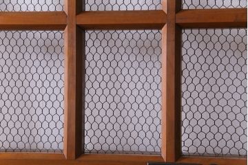 和製アンティーク　美品!　腰板ケヤキ材　くぐり戸の付いた金網入り蔵戸(仕切り戸、引き戸、建具、玄関戸)