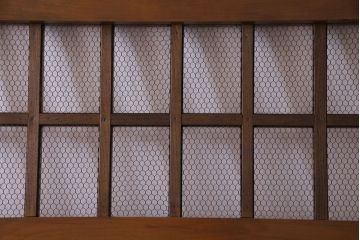 和製アンティーク　美品!　腰板ケヤキ材　くぐり戸の付いた金網入り蔵戸(仕切り戸、引き戸、建具、玄関戸)