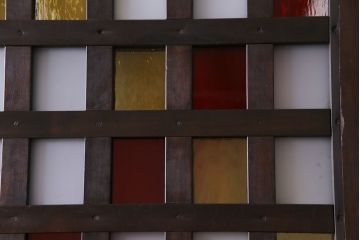 和製アンティーク　ヒノキ材　色ガラス入り　大正ロマンの雰囲気がお洒落な蔵戸(建具、引き戸、玄関戸)