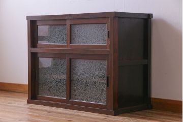アンティーク家具　和製アンティーク　前面ケヤキ材　結霜ガラスが入った小振りなガラス収納棚(戸棚、茶棚)