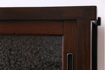 アンティーク家具　和製アンティーク　前面ケヤキ材　結霜ガラスが入った小振りなガラス収納棚(戸棚、茶棚)
