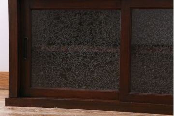 アンティーク家具　和製アンティーク　前面ケヤキ材　結霜ガラスが入った小振りなガラス収納棚(戸棚、茶棚)