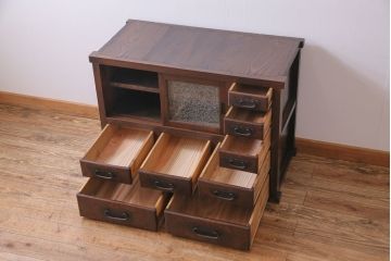 アンティーク家具　和製アンティーク 前面ケヤキ材　たくさんの引き出しが付いた小振りな収納棚(戸棚、小引き出し、小箪笥)