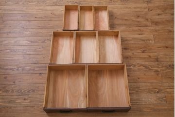 アンティーク家具　和製アンティーク 前面ケヤキ材　たくさんの引き出しが付いた小振りな収納棚(戸棚、小引き出し、小箪笥)