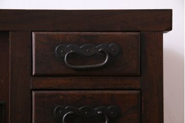 アンティーク家具　和製アンティーク 前面ケヤキ材　たくさんの引き出しが付いた小振りな収納棚(戸棚、小引き出し、小箪笥)
