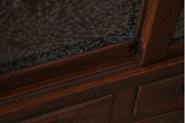 アンティーク家具　和製アンティーク 前面ケヤキ材　たくさんの引き出しが付いた小振りな収納棚(戸棚、小引き出し、小箪笥)