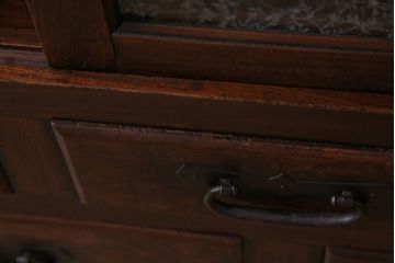 アンティーク家具　和製アンティーク 前面ケヤキ材　たくさんの引き出しが付いた小振りな収納棚(戸棚、小引き出し、小箪笥)