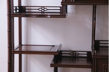 中古　民芸家具　唐木材　異国情緒を漂わせる花鳥図の彫りの飾り棚(茶棚、収納棚、戸棚)