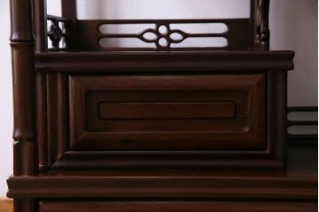 中古　民芸家具　唐木材　異国情緒を漂わせる花鳥図の彫りの飾り棚(茶棚、収納棚、戸棚)